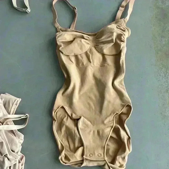 SKIMS Tan Adjustable Straps Sculpting Seamless Brief Snaps Bodysuit Size… - Picture 7 of 7